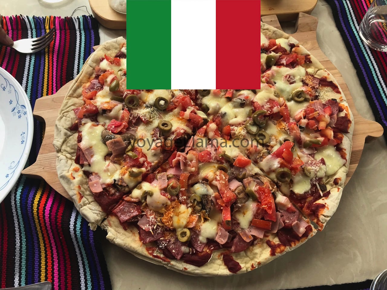 Pizza mit Oliven und Tomaten, zu Hause kochen.